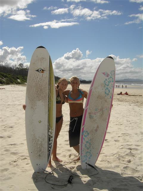 Surfing i Byron Bay. Foto: Elina. Åkare: Elin & Anna.