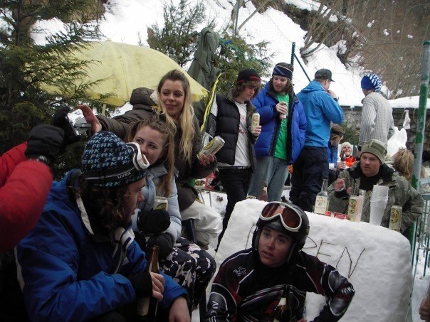 Linda byggde en snö-bar, den sk "Bharen&quot. Foto: en massa bummare.