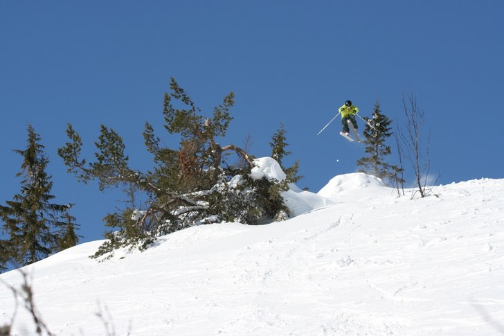 Elias hoppar långt. Foto: Johan Söderlund. Åkare: Elias Högberg.