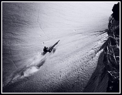 Björn hittar ett parti med extra fluffig snö ned. Foto: Martin Magnusson. Åkare: Björn Helldén.