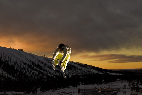 Tacklar båda skidorna med mina händer!. Foto: Daniel Rönnbäck. Åkare: Jag.