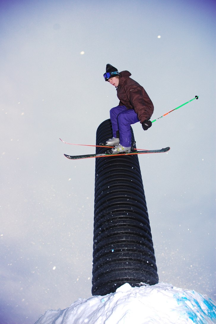 Kristian hoppar högt i bräcke i sina nya Unlimit. Foto: Jesper Bryngelsson. Åkare: Kristian Fält.