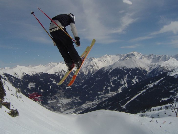 Fille gör en front-side-straight-out-janne-boklö. Foto: David Hägg. Åkare: Filip.