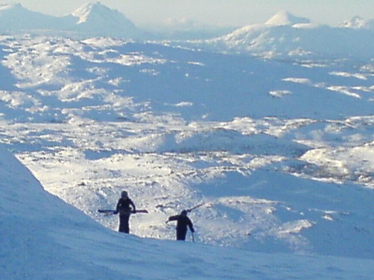 Ett fåtal steg kvar av de 1444 till toppen.. Foto: Mats Mäki. Åkare: Johan Skarin och morbror Janne.