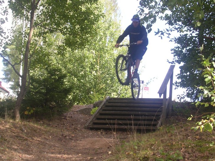 hoppar ut för en trappa. Foto: Daniel Landell. Åkare: Robin Andersson.