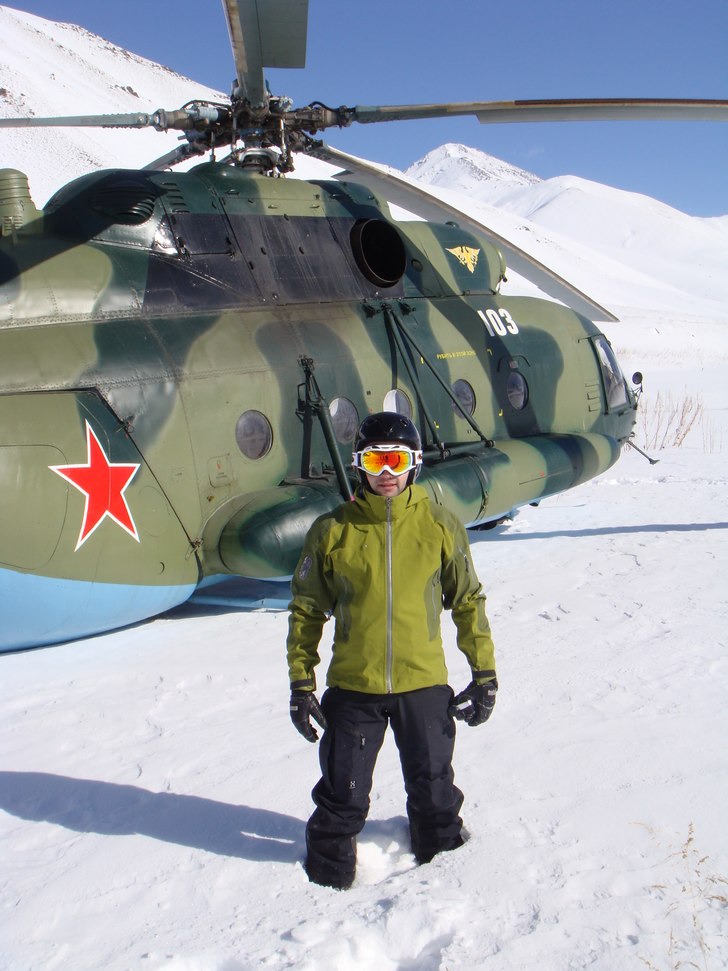 Heliskiing i Kirgisistan är helt enkelt koolt.. Foto: Mattias Karlsson. Åkare: Jon Ahlsén.