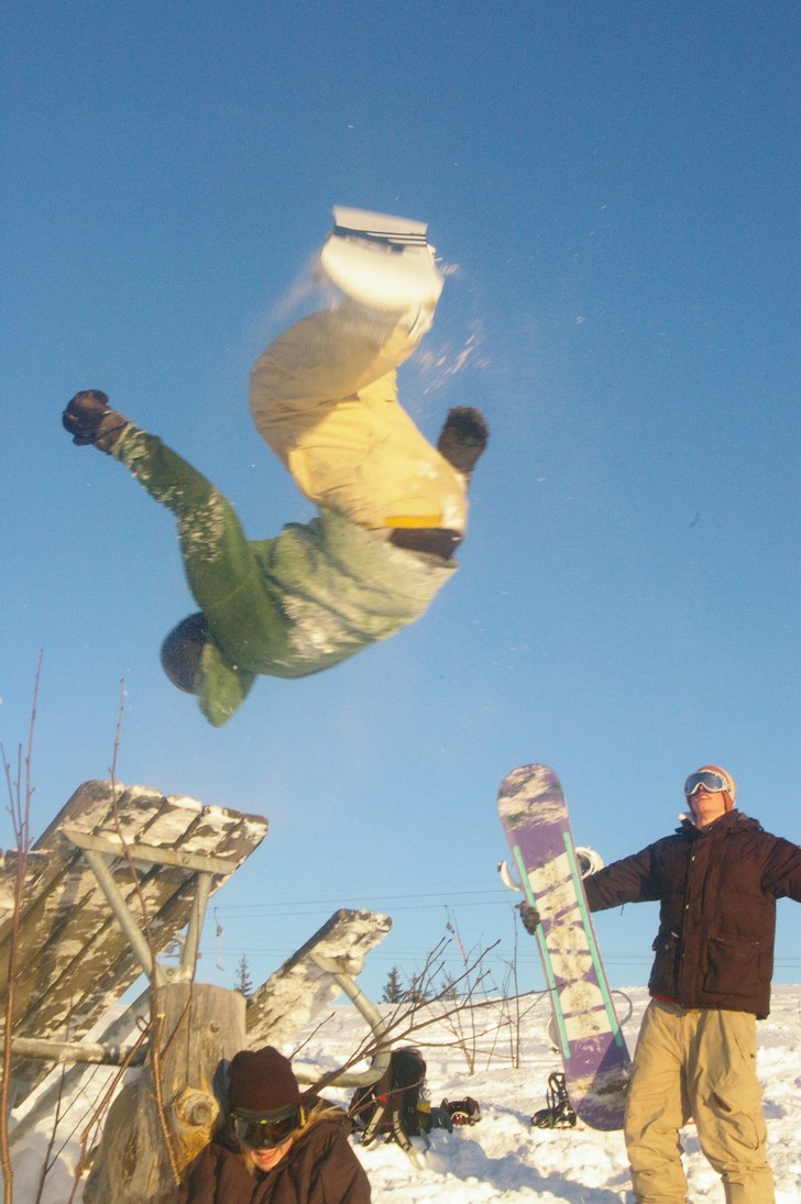 Adde, frontflip från ett bord. Foto: Tom Stål. Åkare: Andreas Bäcker.
