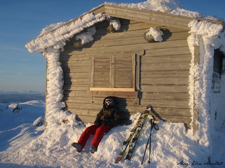 Taking a rest on the top and getting panda-taned. Foto: Katrine Ingebrigtsen. Åkare: May Elin Aarstad.