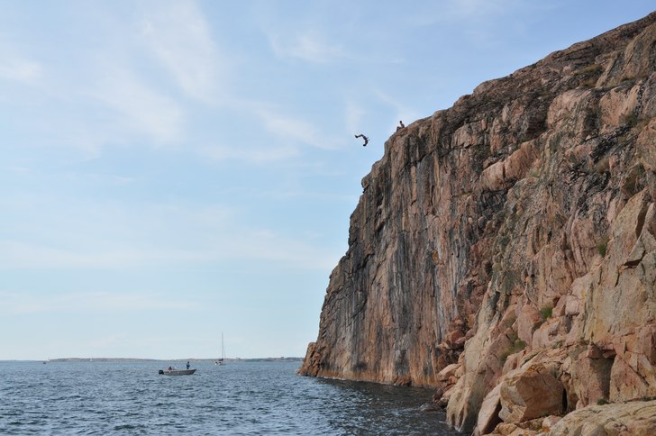 Utanför Bohusmalmön ligger denna pärla. 21 m fr. Foto: Gustav Ohlsson. Åkare: Oskar Holmblad.