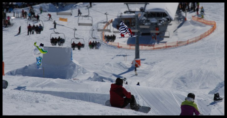 Filmare och åkare som gör någon dubbelvolt. Foto: Johan Svensk.