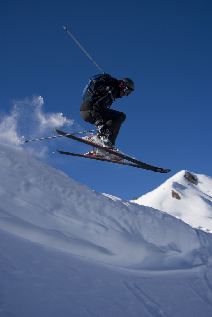Dropping in Ischgl. Foto: Patrik Pettersson. Åkare: Simon Bossmar.