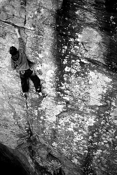 Jesper klättrar en 6a, kallt och myggigt men fin . Foto: Jonas Ahlman. Åkare: Jesper.