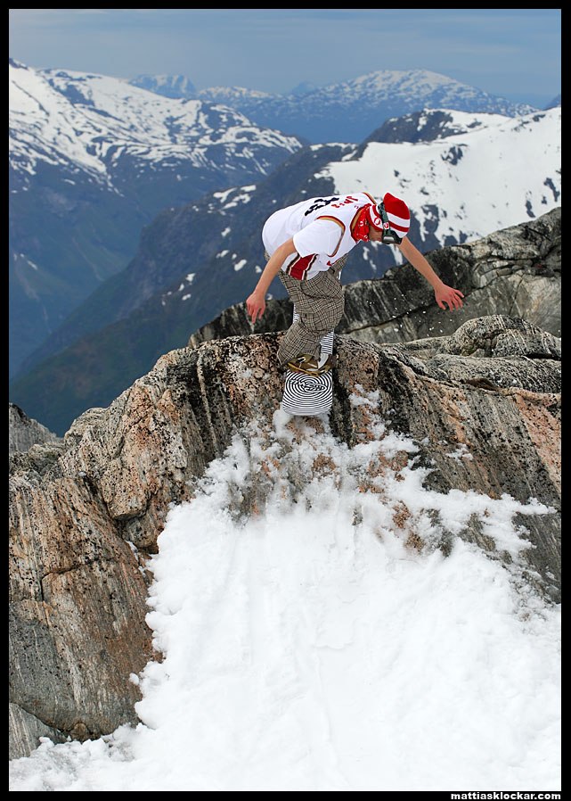 Jibbar på en sten på toppen av stryn. Foto: Mattias Klockar. Åkare: Anders Nises.
