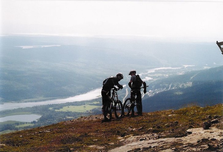 Tvillingarna Borgudd tar en paus och spanar ut öv. Foto: Pär Andersson. Åkare: Gustaf Borgudd & Edvin Borgudd.