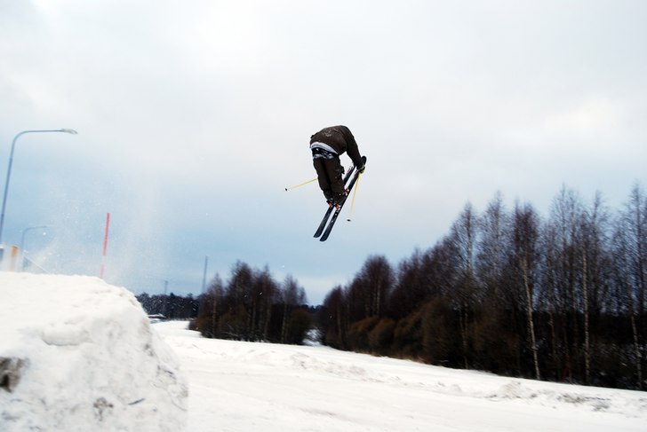 Byggde hopp och körde över vägen, drog med skot. Foto: Martin Falk. Åkare: Fredrik Ärlemar.