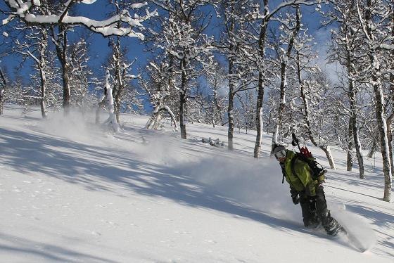 fin dag memycke snö ovanför klippen norr om hema. Foto: malin sundell. Åkare: johan henriksson.