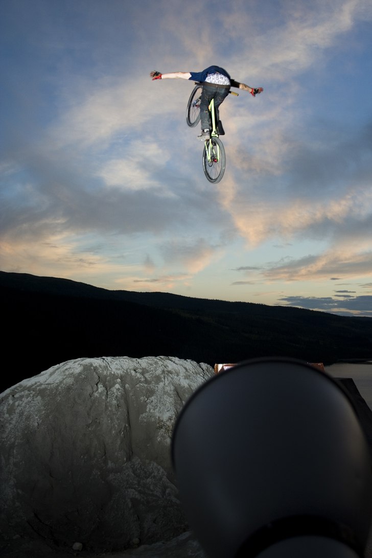 Lite chill åkning på Fjällängen med Lite buddy. Foto: Benjamin Johansson. Åkare: Martin Söderström.