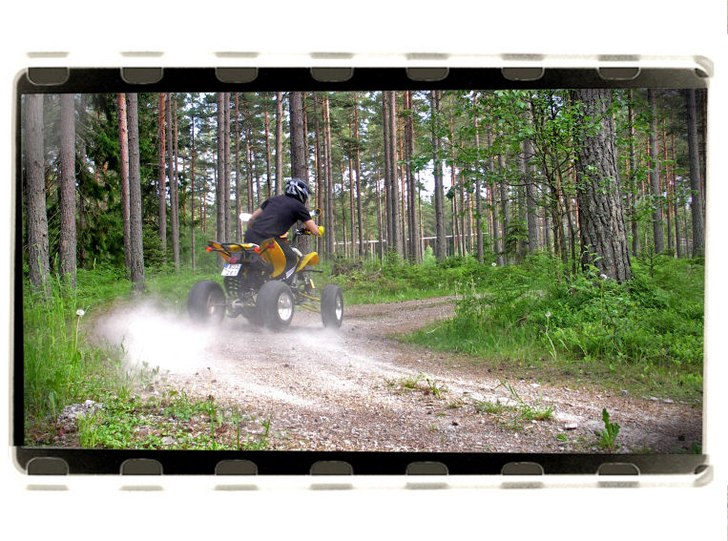 Grusvägskörning med 4-hjulingen.... Foto: Karl Kurtti. Åkare: Oskar Kurtti.