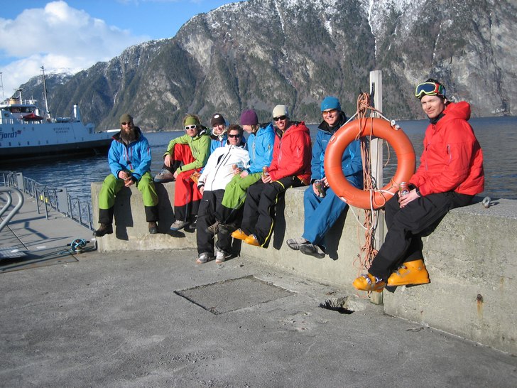 Team Fruktsallad tar en skikkelig Ringnes på kaje. Foto: Captain J. Åkare: Team Norrøna.