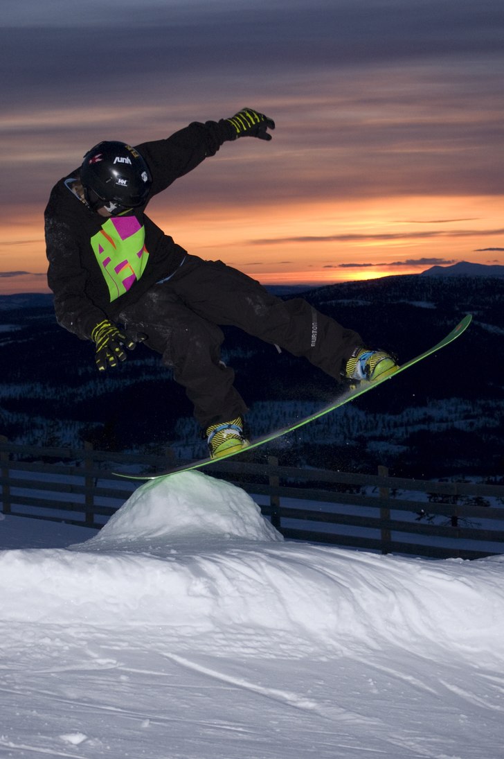 Nisse mot solnedgång över trysil. Foto: Dennis Svensson. Åkare: Nisse.