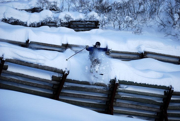 droppade liften å körde staketen under Albona I.. Foto: Leo Alsved. Åkare: Mattias Carlson.