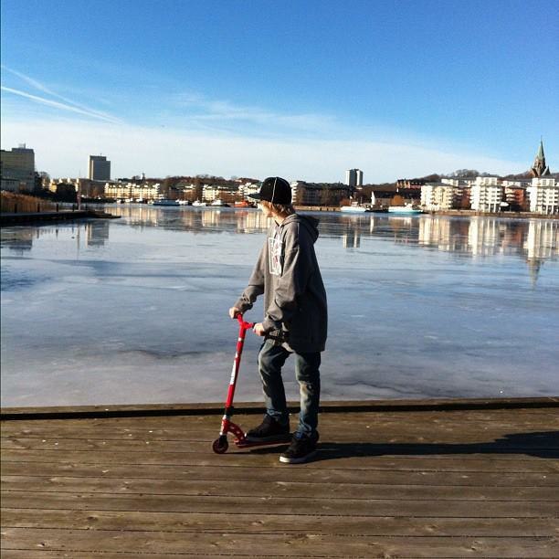 Chilling with my friend Leon and my MADD scooter!. Foto: Leon Bottheim. Åkare: Jakob Tegström.