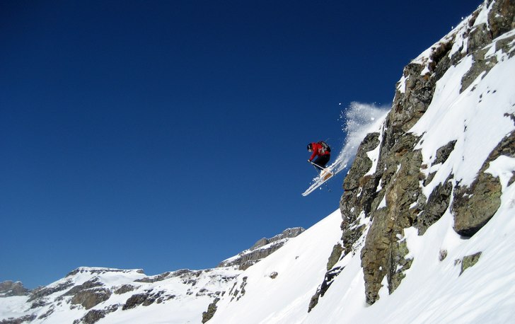 En solig dag med mjuk fin snö. Foto: Theodore Birkner. Åkare: David Rangsjö.