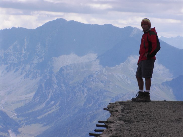 Står med 1000m stup framför fötterna. Träning . Foto: Thomas (kökschef Langley Travel Serre Chevalier). Åkare: Richard Liv.