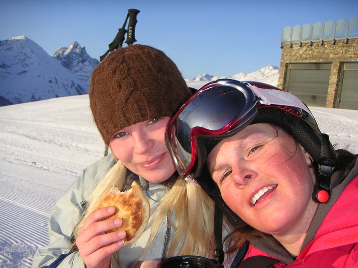 Väl uppe, efter morgon hikingen, i soluppgången . Foto: Maria. Åkare: Vera o Maria.