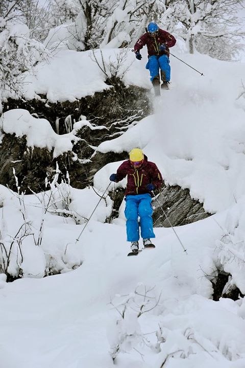 "Jag tar rygg på dig". Foto: Johan Axelsson. Åkare: Daniel Entoft, Henrik Petersson.