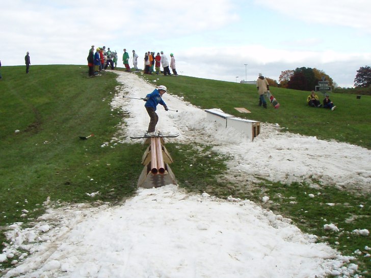 studsar lite på railen. Foto: Patrik Lind. Åkare: Anton Lind.