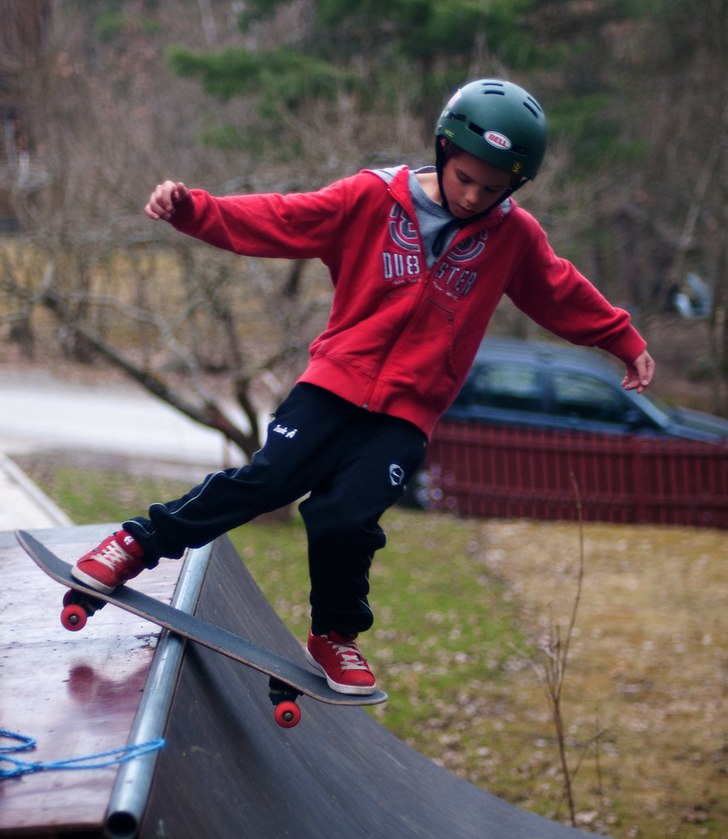 rock to fakie i rampen. Foto: anton. Åkare: isak.