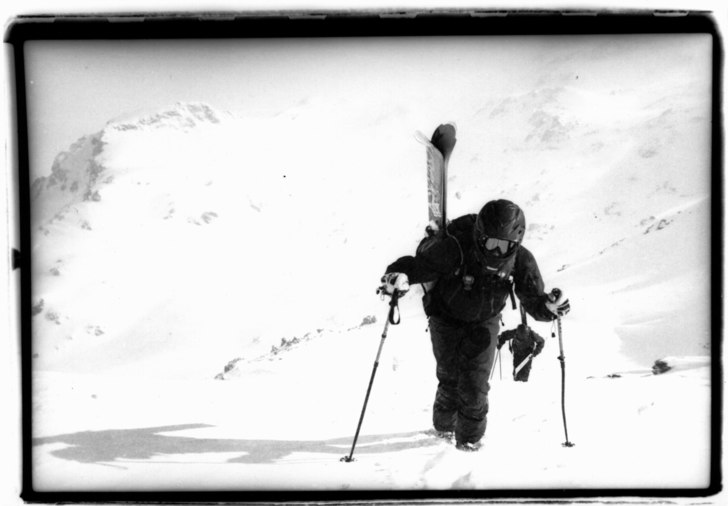 På väg mot utförsåkning bland bergen någon st. Foto: Björn Bonthron. Åkare: Niklas Bergqvist.