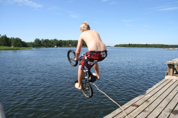 Minibike i vattne.. Foto: Vicke. Åkare: Sam...