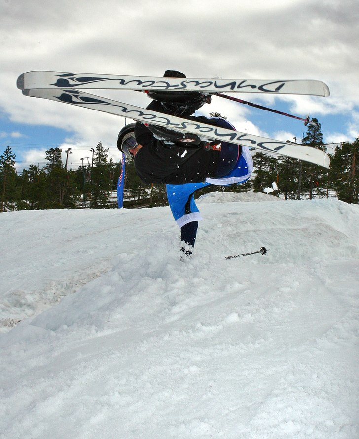 Handplant. Foto: Jacob Gustafsson. Åkare: Jesper Norén.