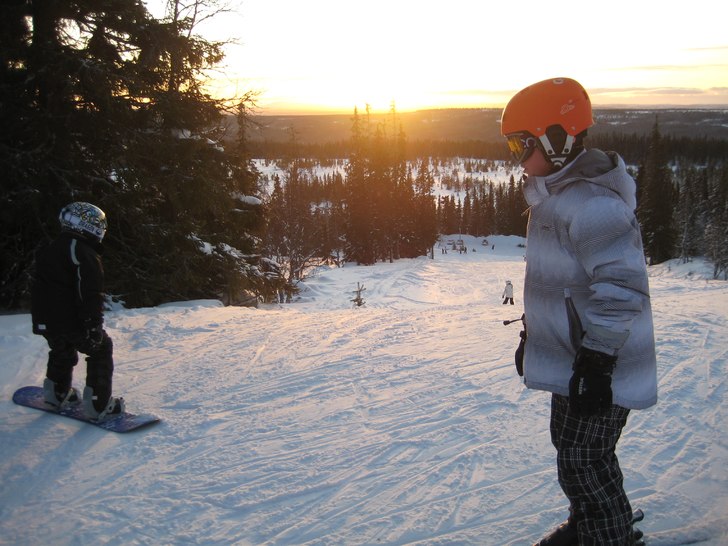 har byggt puder hopp!!. Foto: mamma?. Åkare: jag och lillebrorsan.