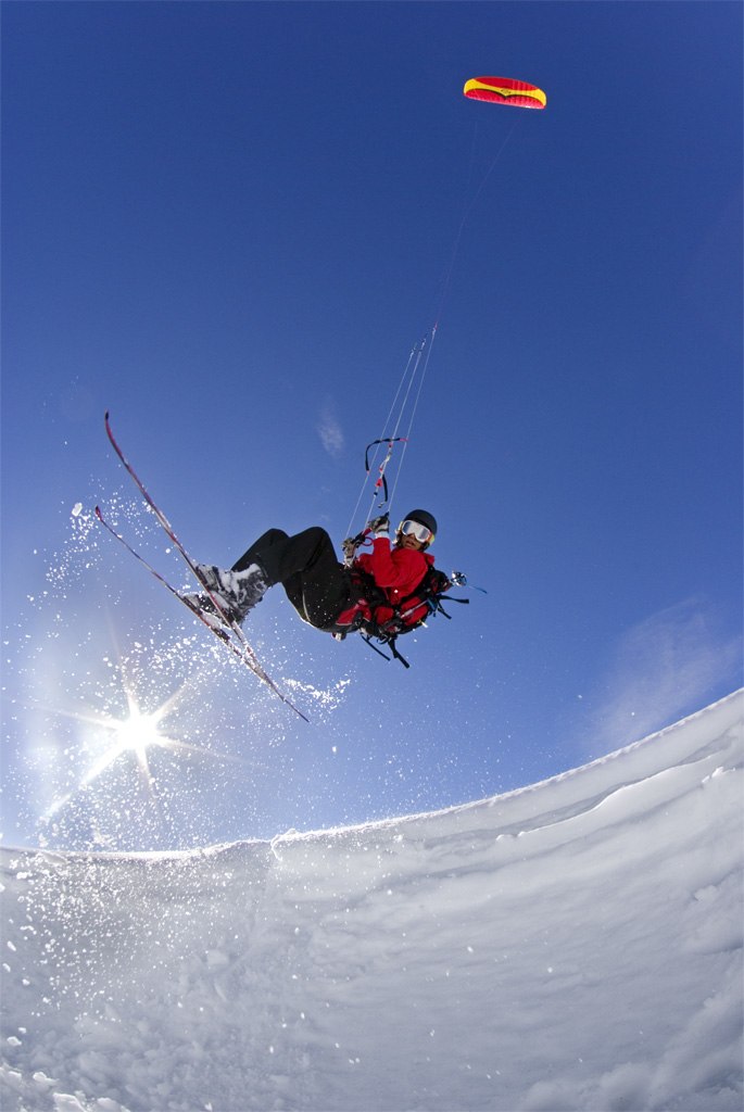 Snowkiting, testa eller dö som en olycklig man/kv. Foto: Johan Marklund. Åkare: Simon Jaktlund.