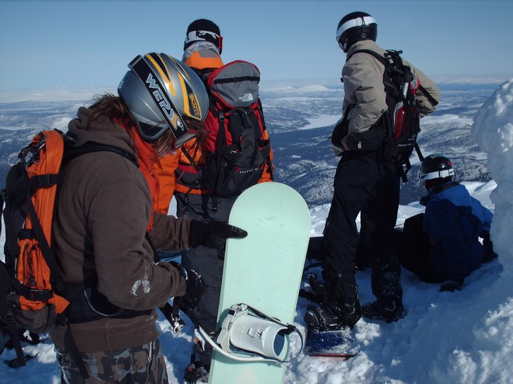 Toppen på ett av Kittelfjälls toppar.Har precis . Foto: Jean-Alexander Monin-Nylund. Åkare: Mkn, El, Guide, Ja$ (aka DeEnajS).