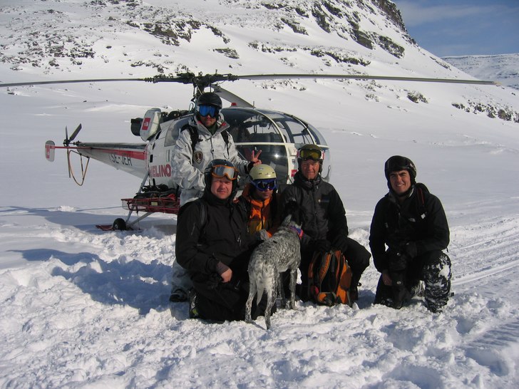 En fin dag för Heliskiing. Foto: Piloten. Åkare: Jag, Hasse, Guiden å ett par som ja inte minns namn på nu..