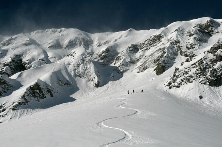 En liten hajk för att få lite orörd snö.. Foto: Christoffer Engström. Åkare: Jonathan Ekström, Erik Månsson och Alexander Svernson.