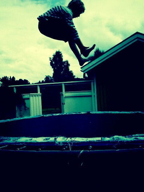 Jag hoppar lite studsmatta. Foto: Elin Wikestad. Åkare: Martin Wikestad.