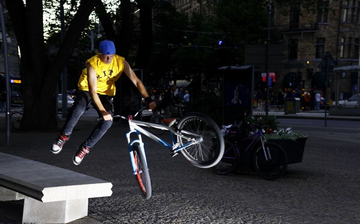 Kevin gör en Tailwhip, Tailwhip drop. Foto: Joacim Berge. Åkare: Kevin Käll.