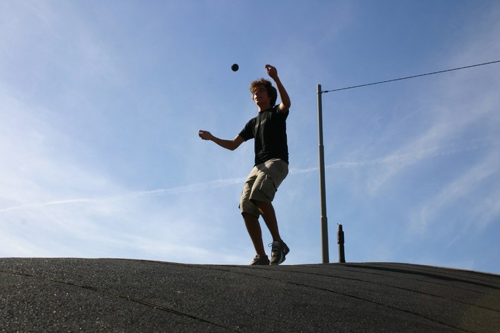Lite footbag från extremejuggling. Foto: Gustav Ekroth. Åkare: Anton Strandberg.