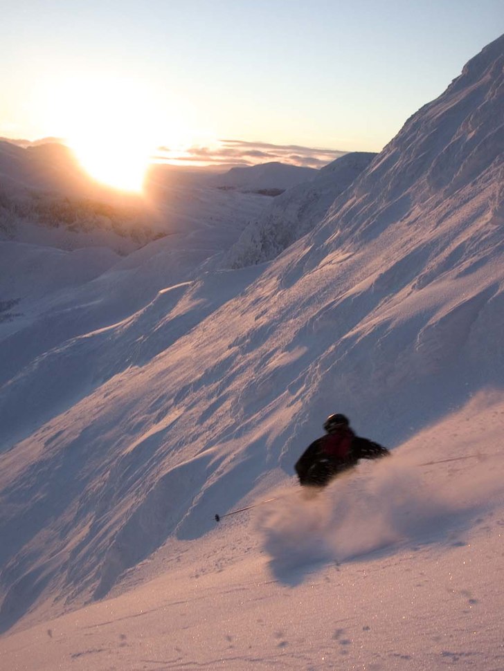 Sista åket för dagen, novembersolen är på väg. Foto: Daniel forsberg. Åkare: Tobias thrysen.