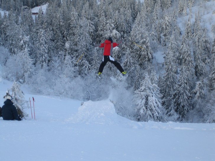 Hemmabyggt hopp med skön landning! Kanske inte v�. Foto: Daniel Thalen. Åkare: Johan Jansson.