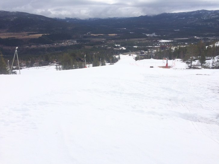 SNØ I BAKKEN, VÅR I BYGD OG BY
Bakkene klare for.