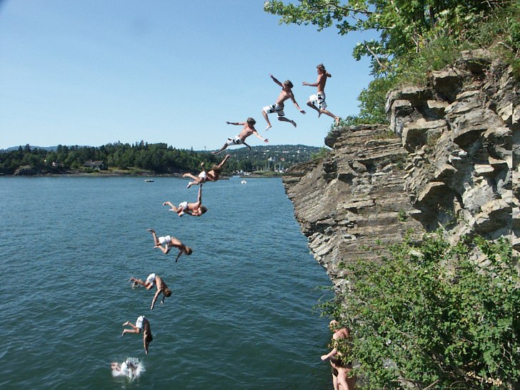 Bada lite nu i somras vid några klippor just denn. Foto: Peter broberg. Åkare: robert Lundell.