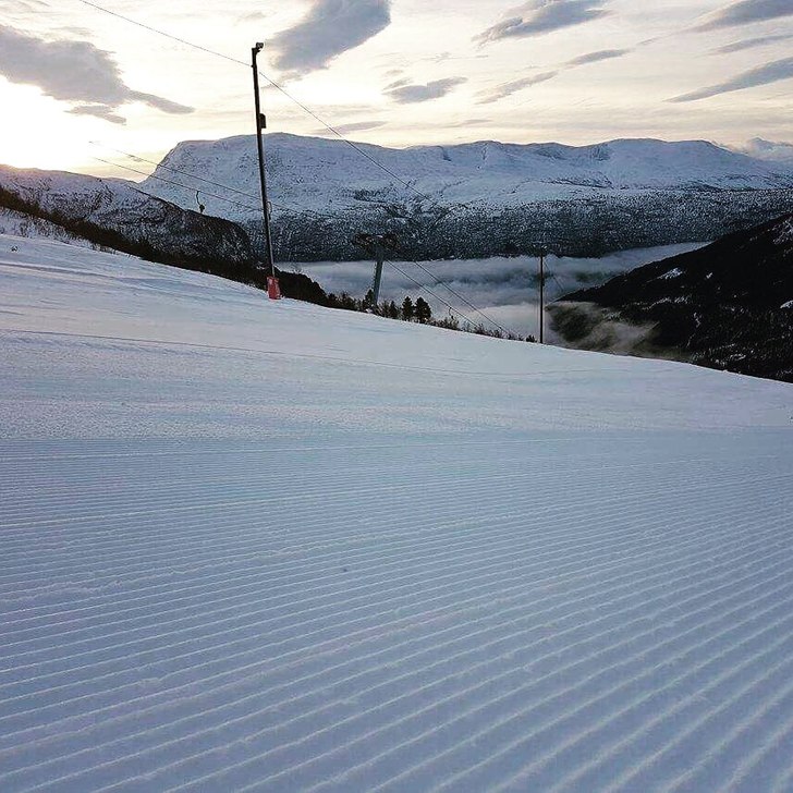 Sola snike seg fram over skodda
Vi held ope 12-15 .