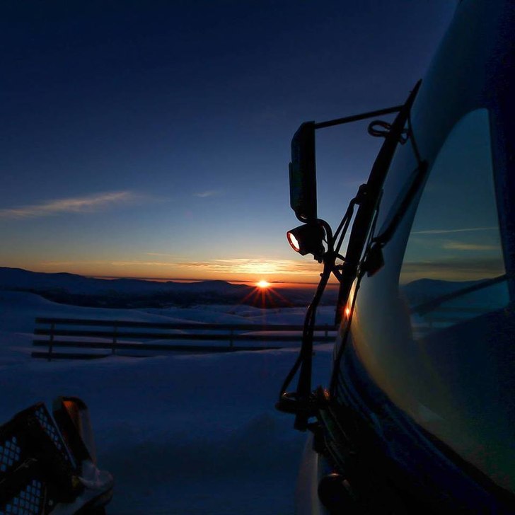 Solskinsundag
Sundag morgon er det skyfri himmel, .