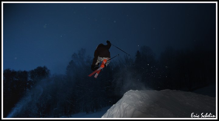 Trella rippin' it i björnöbacken en snöig . Foto: Eric Schelin. Åkare: Fredrik Trella.